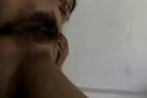 نینا شیطان از آلمان پاک کردن شورت خود را
