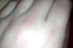 دختر شیرین از شیشه ای و هیتاچی در گربه صورتی خود استفاده می کند