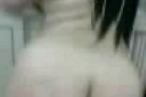 نوجوان خالکوبی اشعار سختی را در الاغ تنگ خود لعنت می کند