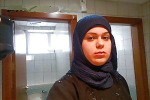 آمری بروک معلم او را میبرد و صورتش را میگیرد
