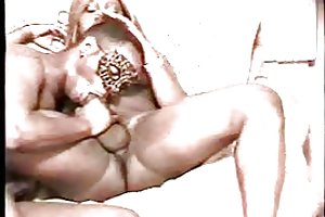 لعنتی خانگی در مقابل دوربین