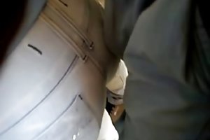 زنان قدیمی در جوراب ساق بلند در لعنتی انفرادی