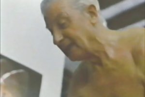 گربه برهنه او به وسیله ویبراتور معتاد است