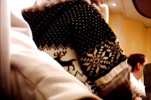 فاحشه نوجوان لاغر الاغ کوچک را نگه می دارد