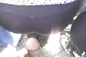 بانوی داغ داغ پسر جوان را در وان بازی می کند